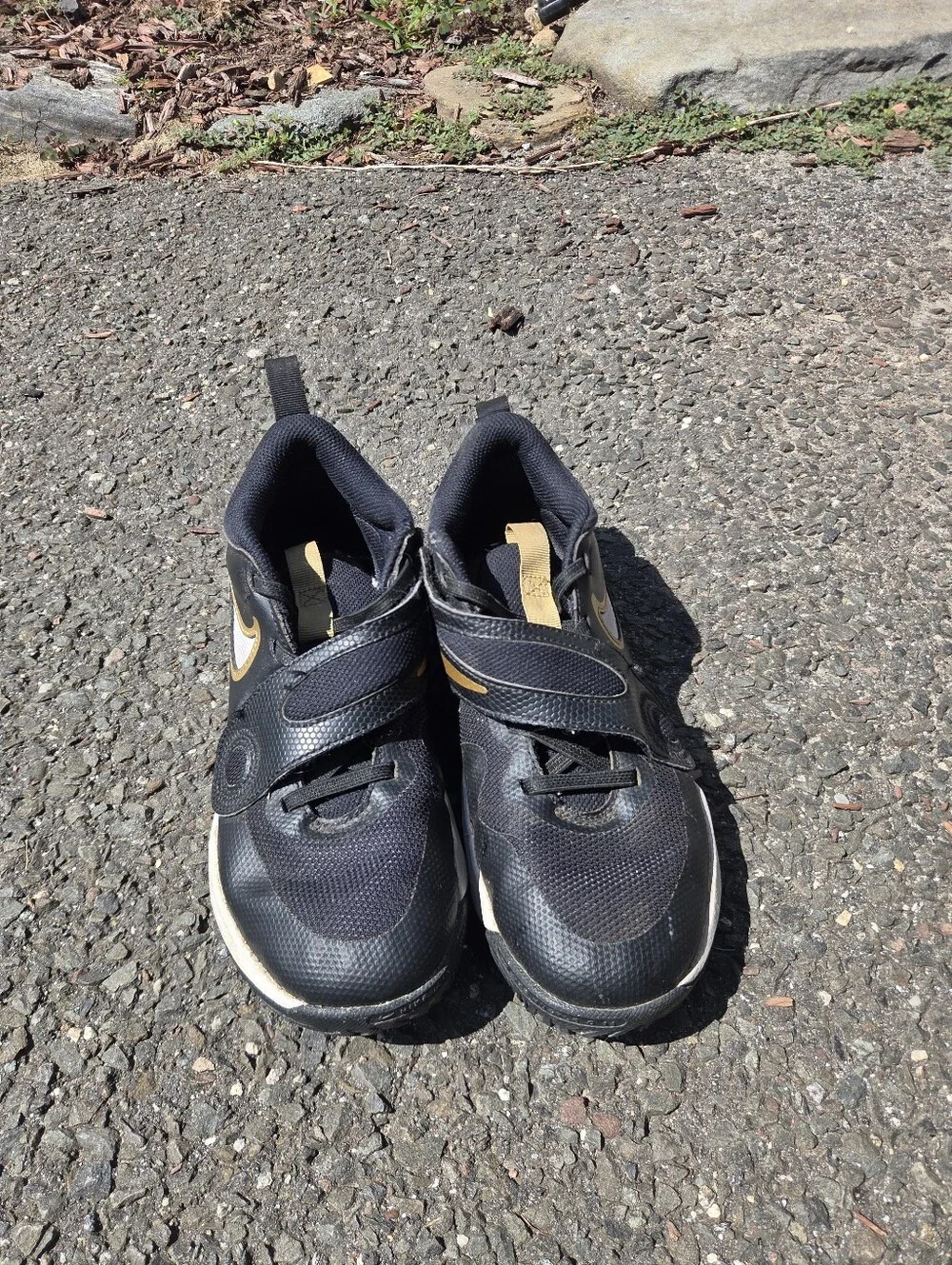 Nike Team Hustle  Black/Gold/White Kid's Sneakers - Size 3